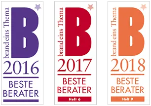 Drei vertikale Auszeichnungsplaketten mit der Aufschrift Beste Berater Brand Eins Thema BESTE BERATER für die Jahre 2016 (lila), 2017 (rot) und 2018 (orange), jeweils mit einem großen B und einem kleinen Stern in der rechten oberen Ecke.