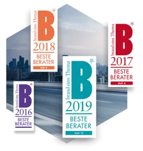 Vier Auszeichnungsplaketten "Beste Berater" von brand eins Thema für die Jahre 2016 bis 2019, darunter die Plakette "Beste Berater 2019" von brand eins, jeweils in verschiedenen Farben, vor einem unscharfen Hintergrund einer Stadtsilhouette.