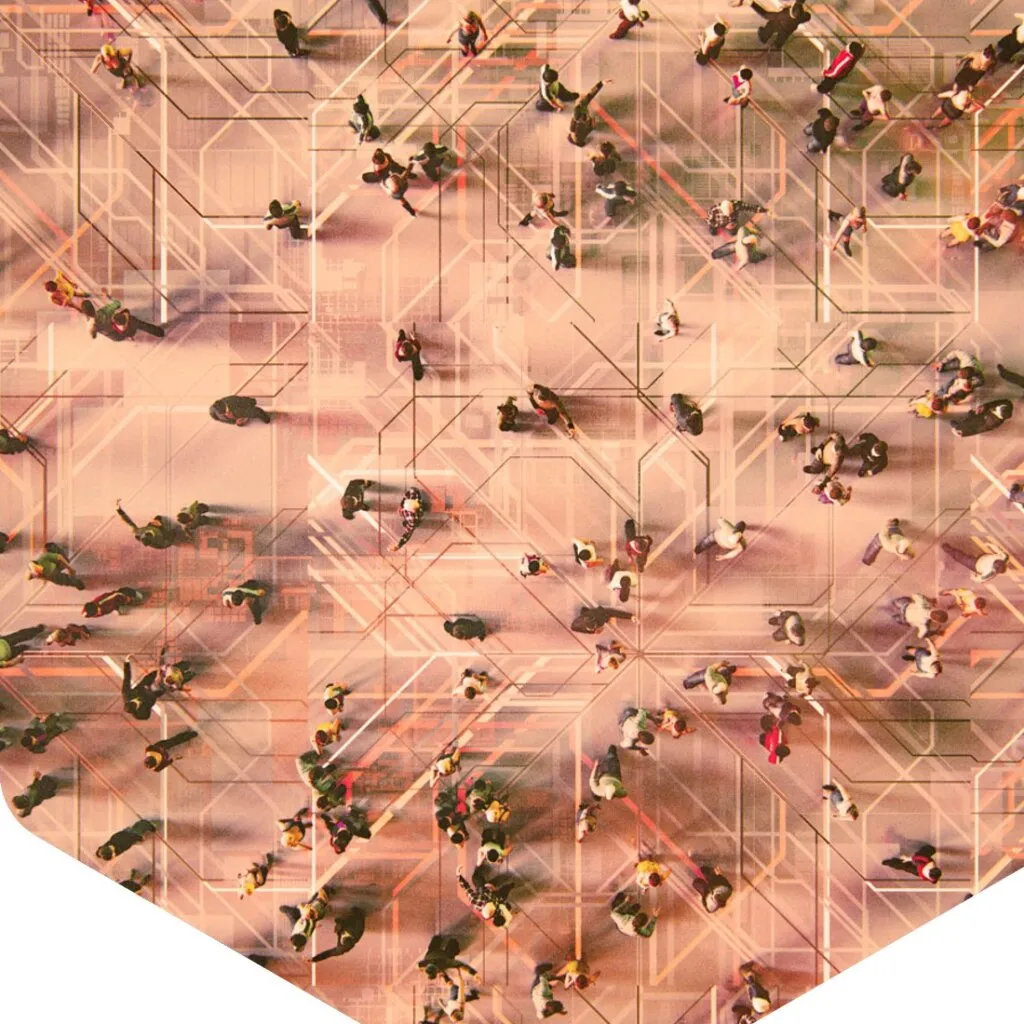 Draufsicht auf viele Menschen, die auf einer gemusterten Fläche laufen, deren sich kreuzende Linien an eine Leiterplatte erinnern. Die Menschenmenge ist über das Bild verstreut und wirft lange Schatten. Der untere Rand bildet eine spitze Chevronform.