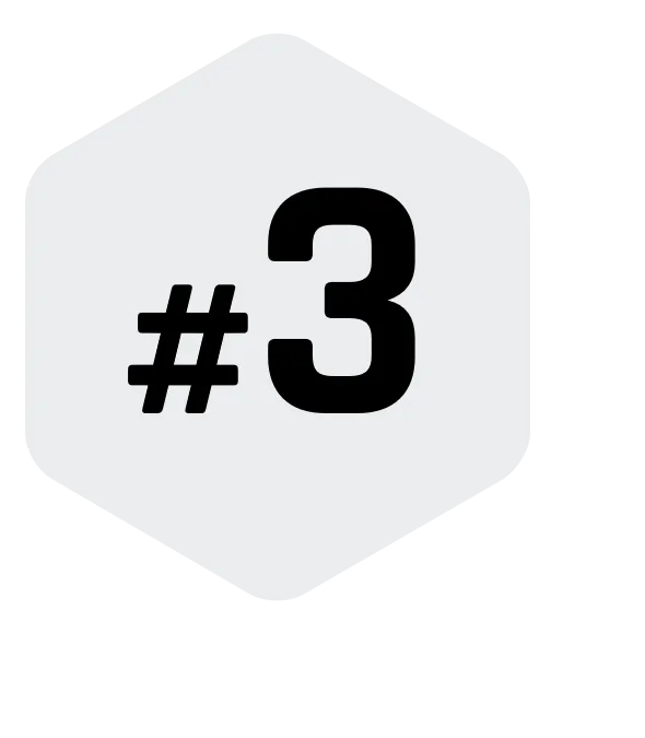 Schwarze Zahl drei mit einem Raute-Symbol (#3), zentriert auf einem hellgrauen sechseckigen Hintergrund.